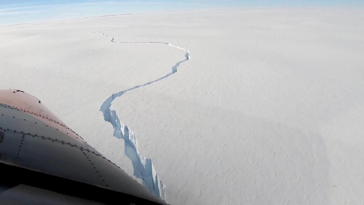 Antarktika'dan byk bir buzul atlayarak kopma noktasna geldi