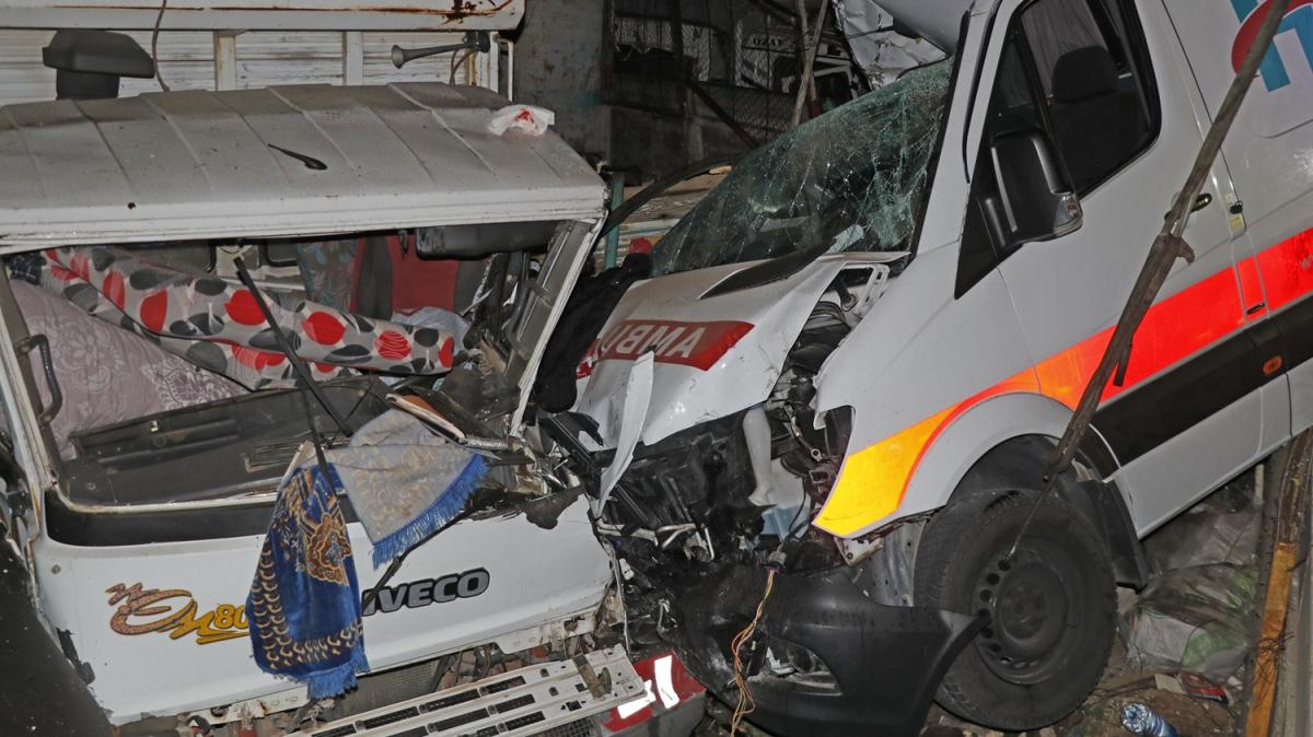 Fethiye'de park halindeki kamyonlara arpan ambulanstaki 3 salk alan yaraland