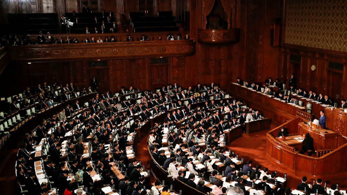 Japonya'da 'hediye' soruturmas: Kabine sekreteri istifa etti