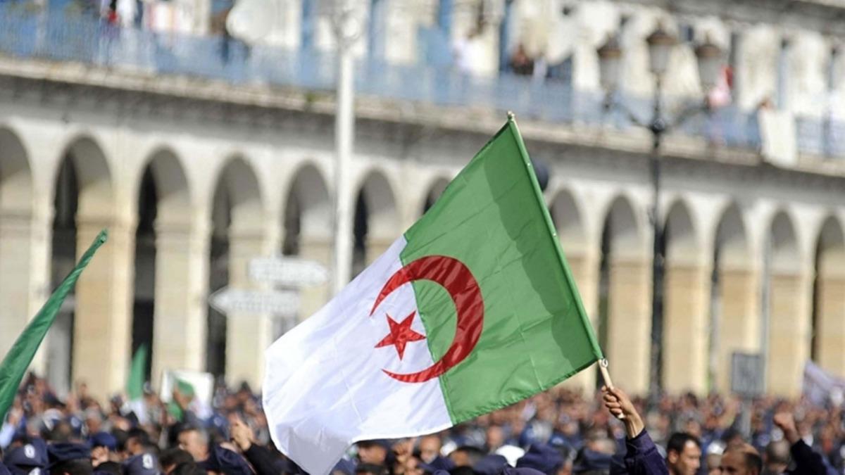 Cezayir'de el yapm patlayc imha edildi