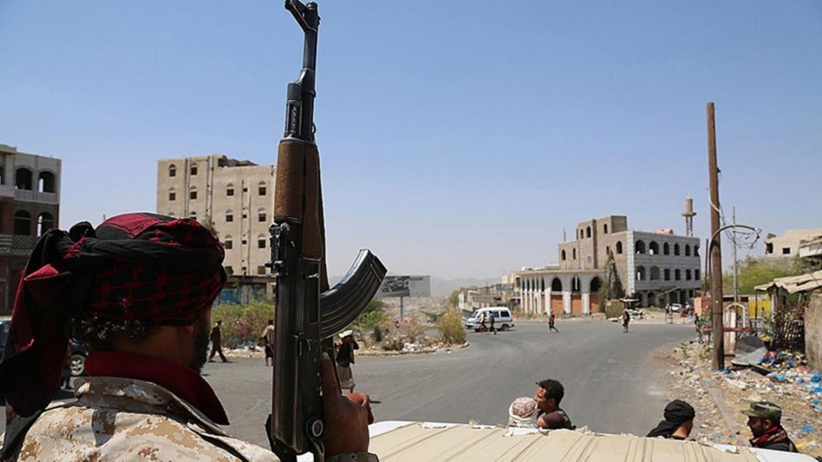 Yemen'de sava iddetleniyor! 30 Husi ld