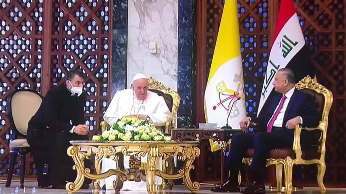 Irak'a gelen Papa Francis grmelere balad 