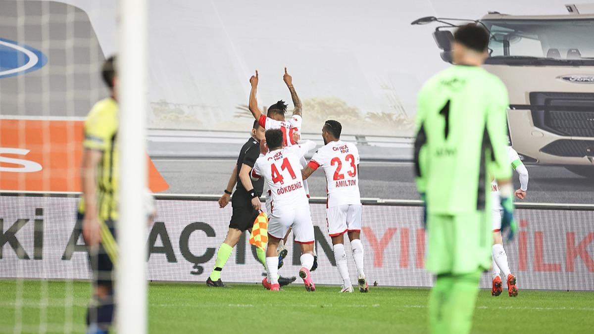 Antalyaspor'un birinci gol de bininci gol de Fenerbahe'ye