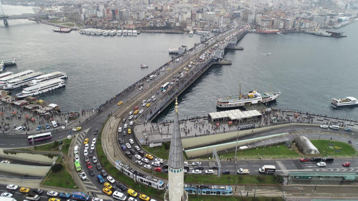 Kademli normalleme ile birlikte Eminn'nde korkutan kalabalk