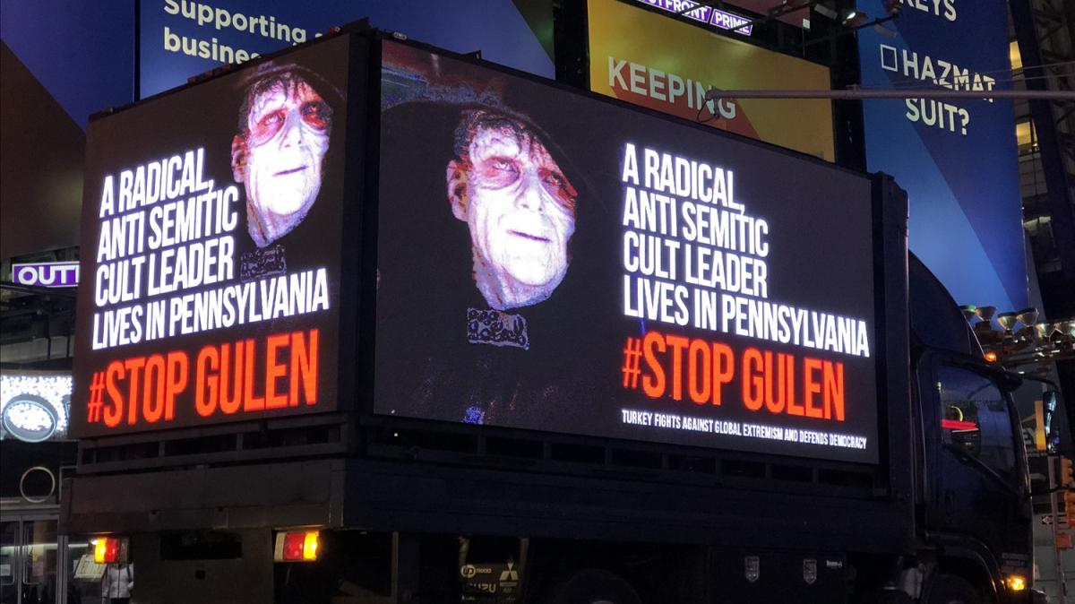 New York'ta FET'nn karanlk yzn gsteren dijital ekranl kamyonet dolatrld