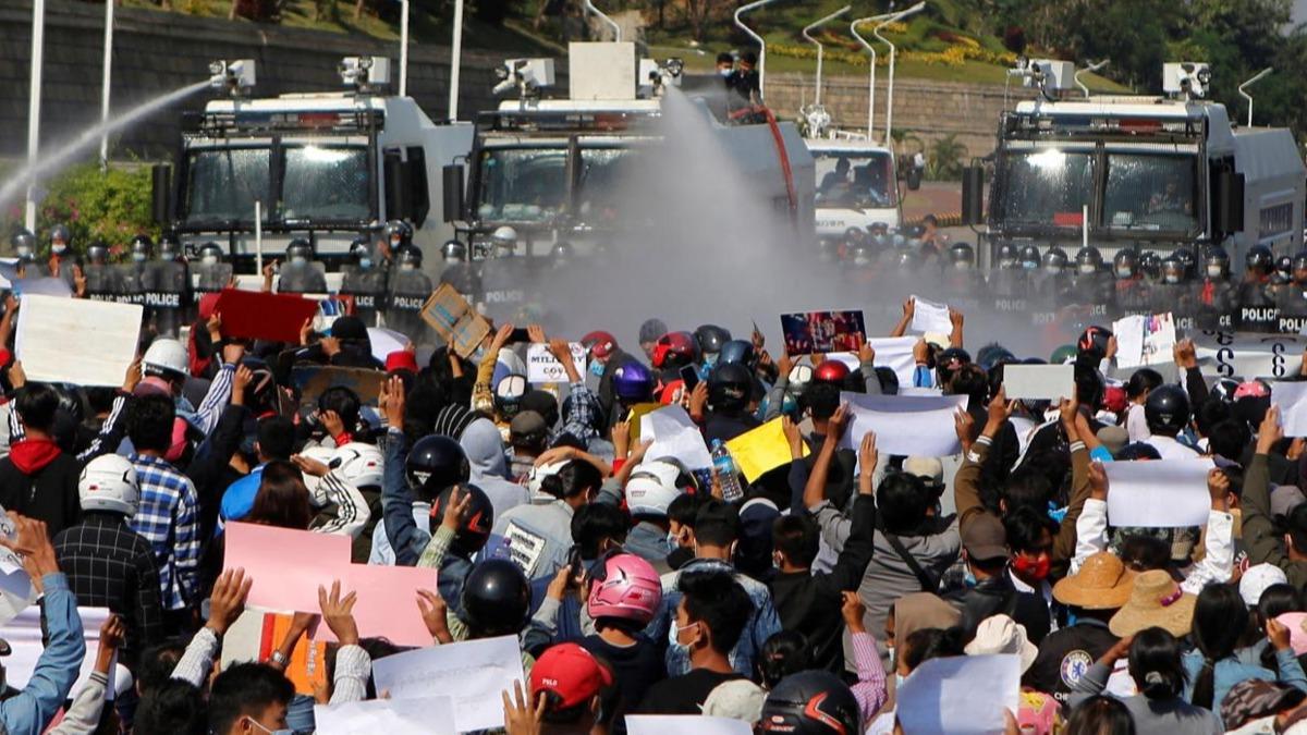 Myanmar'da gvenlik gleri protestoculara ate at: 3 l 