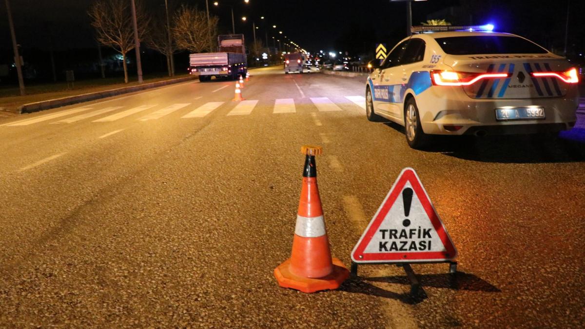 Denizli'de park halindeki araca arpt: 2 yaral