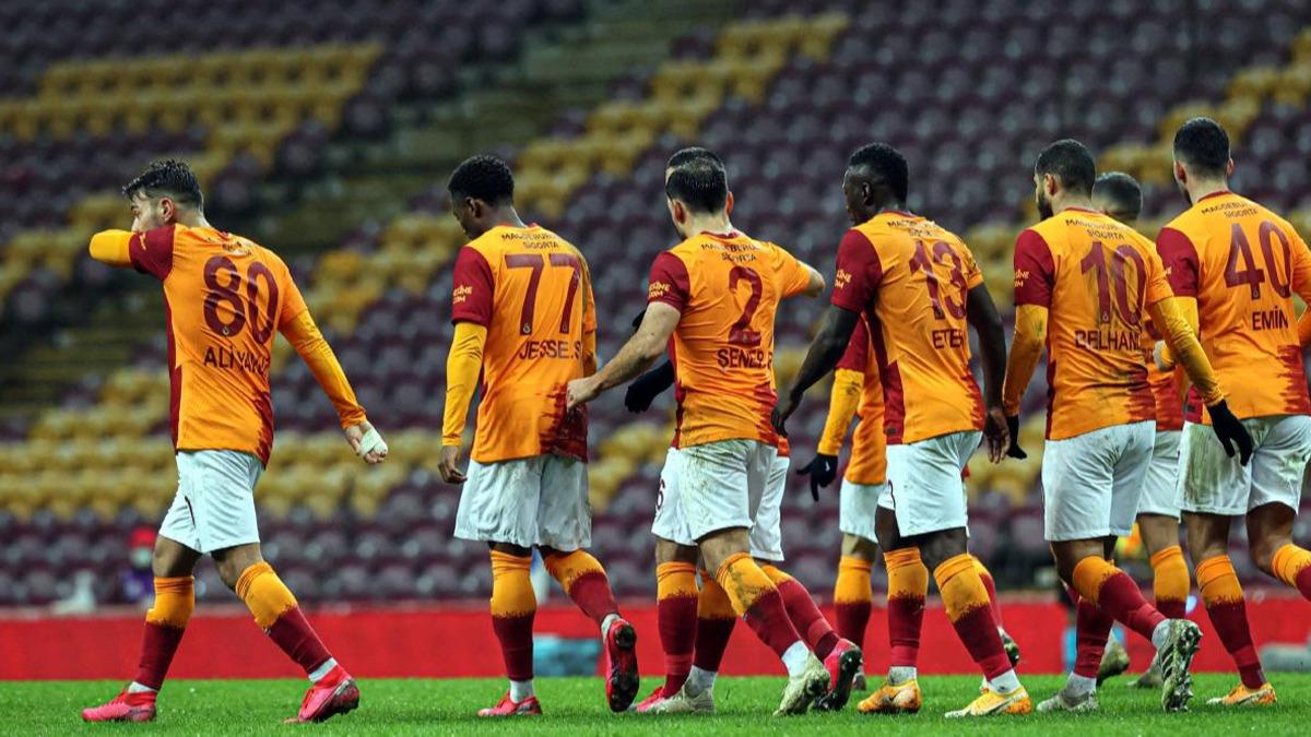Galatasaray'da 3 futbolcunun daha bileti kesildi 