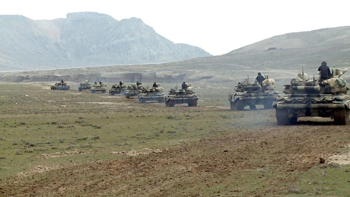 Karde lkeden Ermenistan'a gzda! 10 bin askerle dev tatbikat balad