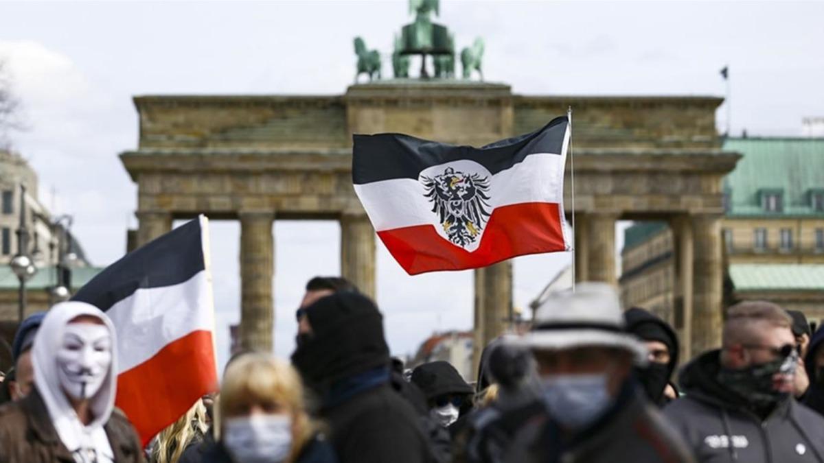 Berlin'de koronavirs tedbirleri protesto edildi