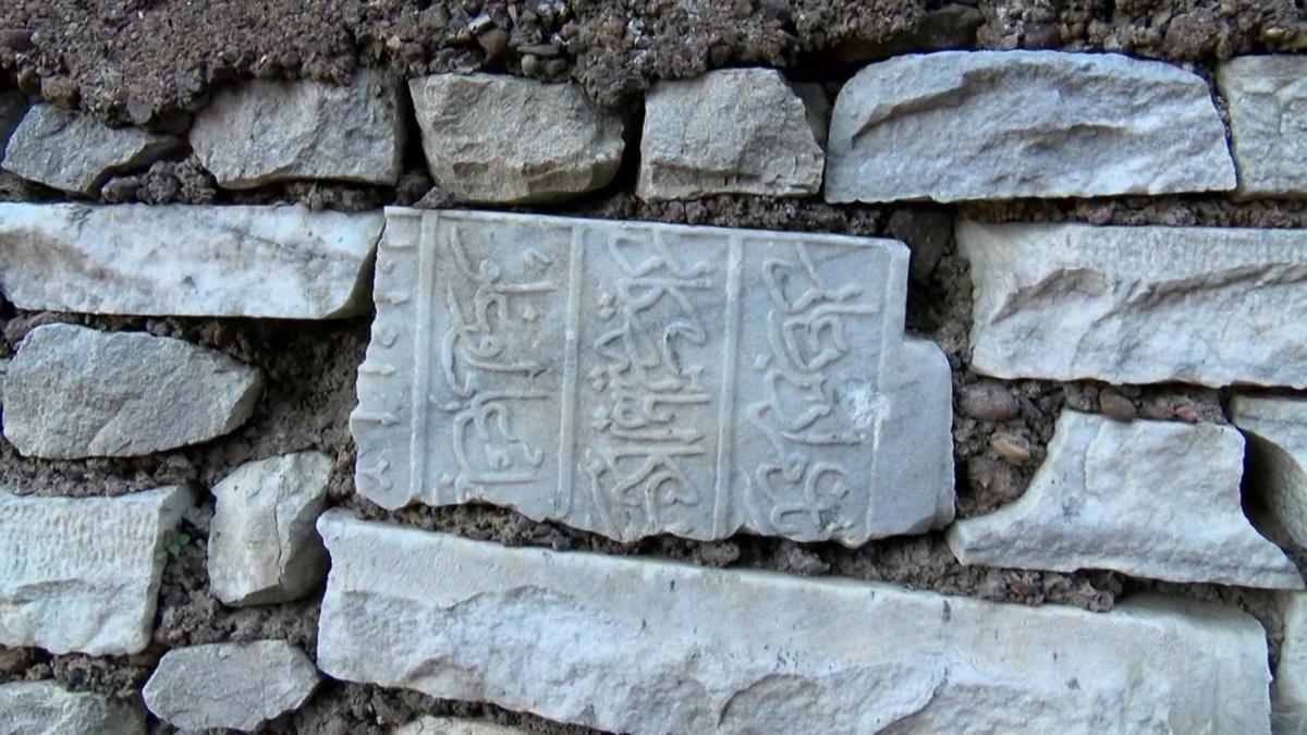 Osmanl dnemi 16-17 yzyla ait kitabeli mezar talarnn mezarlk duvarnda kullanld ortaya kt