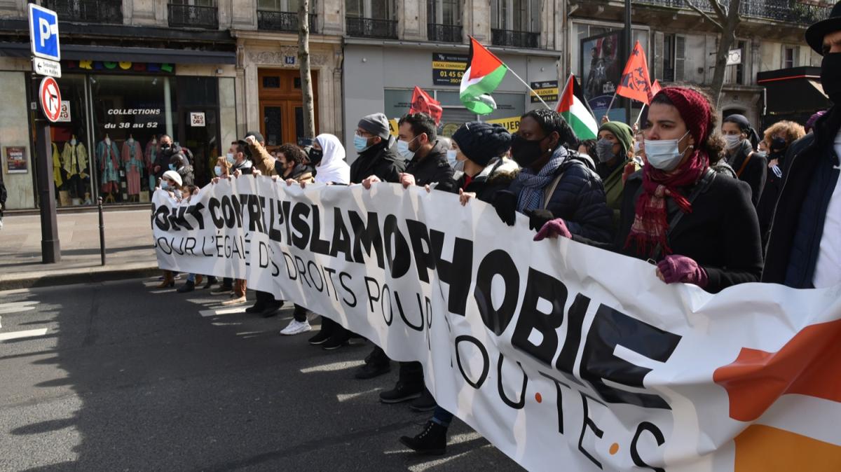 Fransa'da Mslmanlar hedef alan yasa tasars protesto edildi