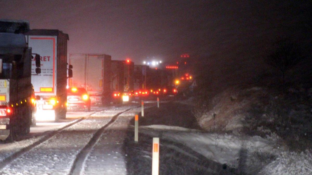 Youn kar ya nedeniyle Afyonkarahisar- Antalya karayolu ulama kapand 