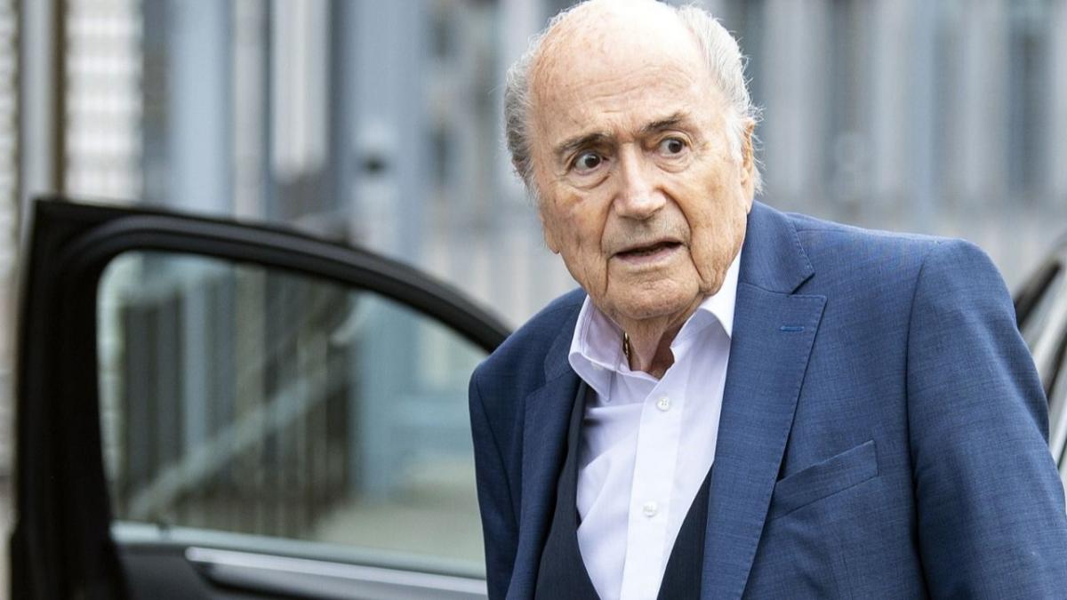 Eski FIFA Bakan Sepp Blatter futboldan men edildi