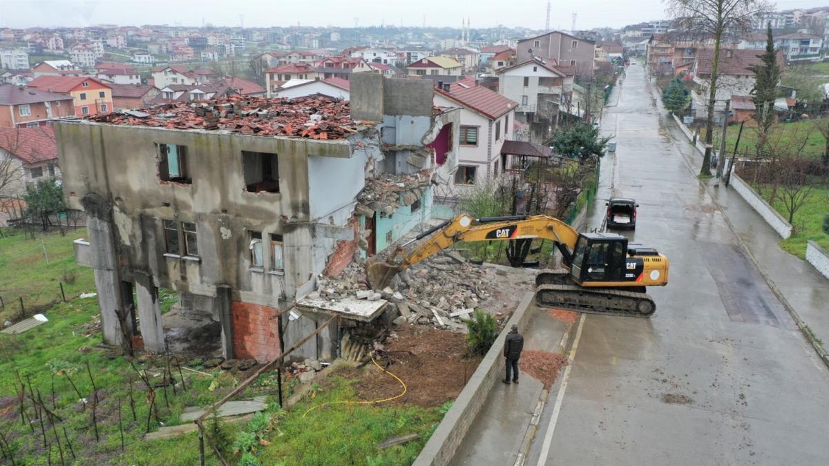 Kocaeli'de 17 Austos 1999 Marmara Depremi'nde hasar gren bina ykld