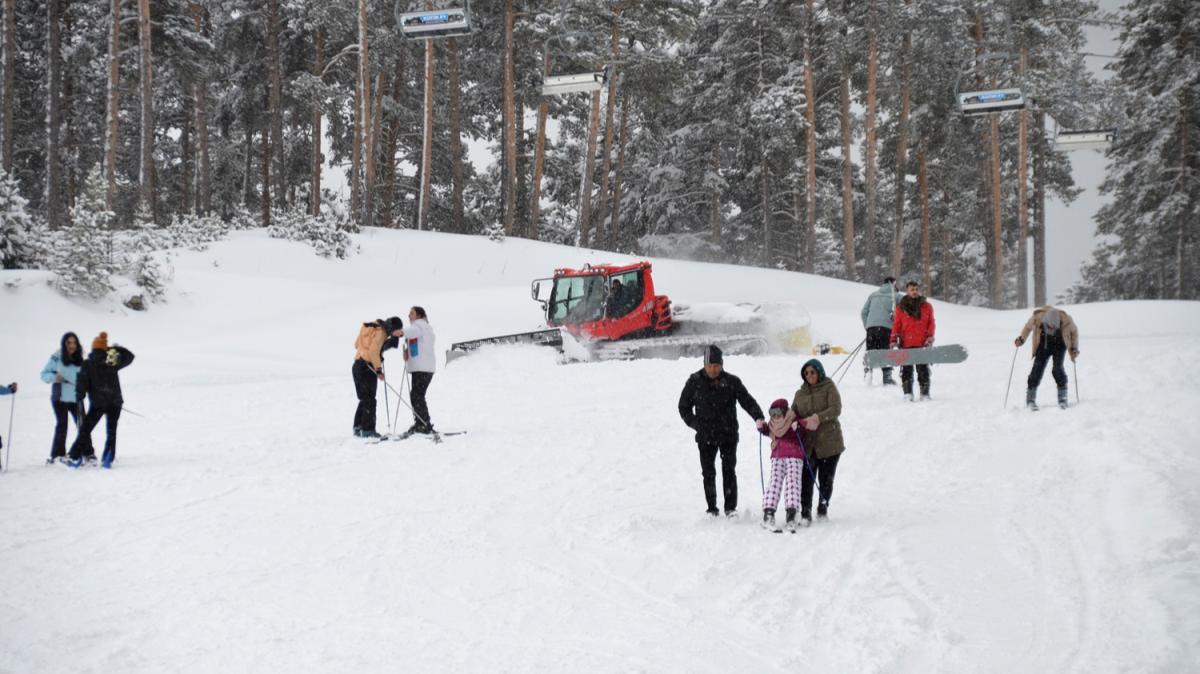 Trkiye'nin nemli kayak merkezlerinden Cbltepe'de martta kar ya altnda kayak keyfi