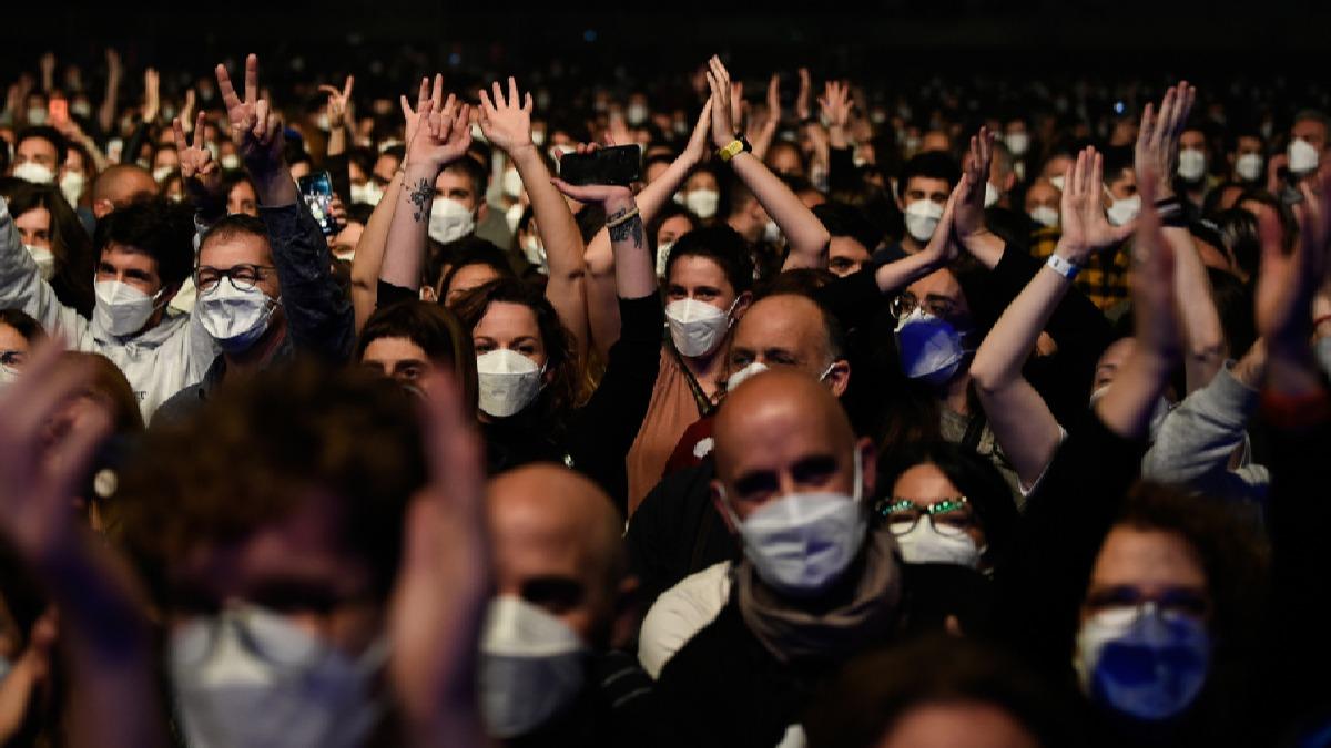 spanya'da 5 bin kiinin katld sosyal mesafesiz ilk konser