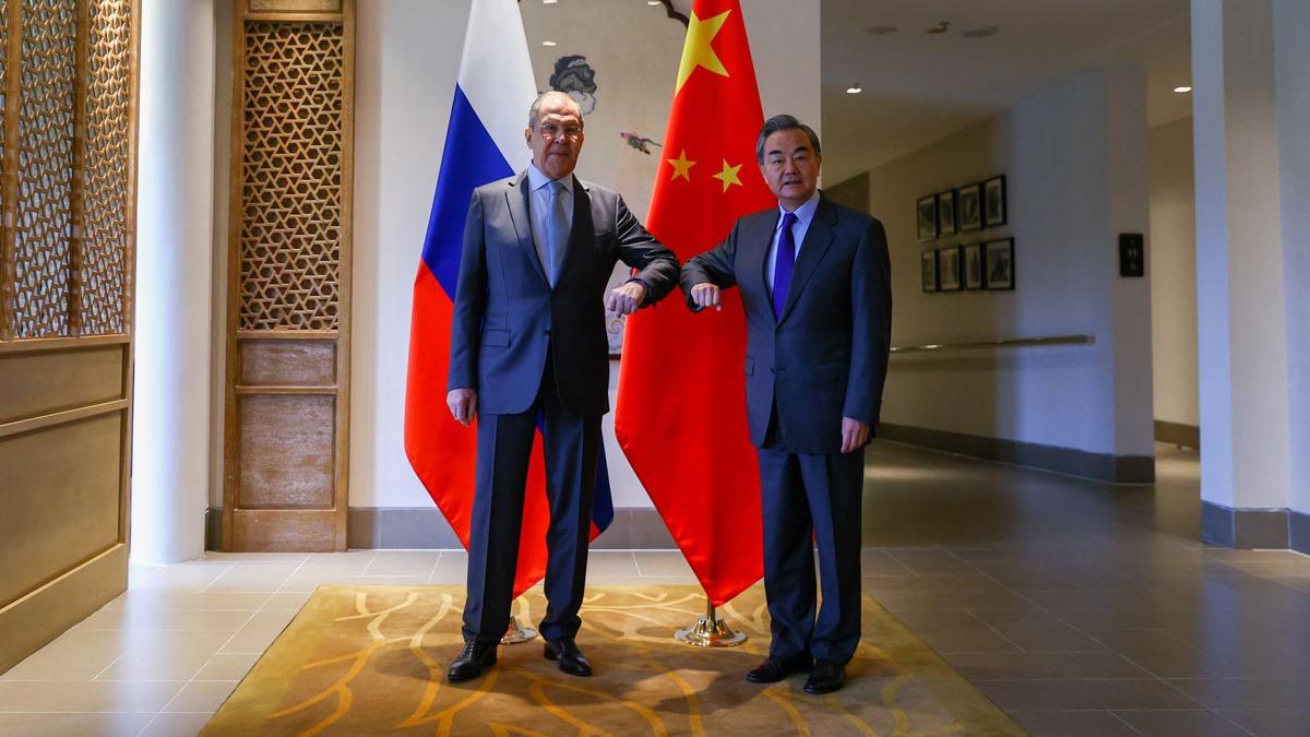 Lavrov'un Pekin ziyaretinin perde arkas! Rusya, in'le saflar sklatryor