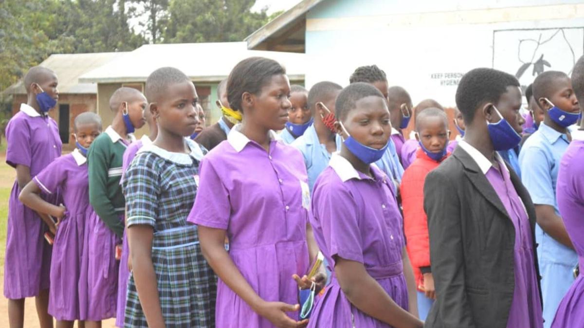 Uganda'da 38 yandaki kadn yllar sonra ilkokula balad: Yeni kk arkadalarmla eitim grmek heyecan verici 