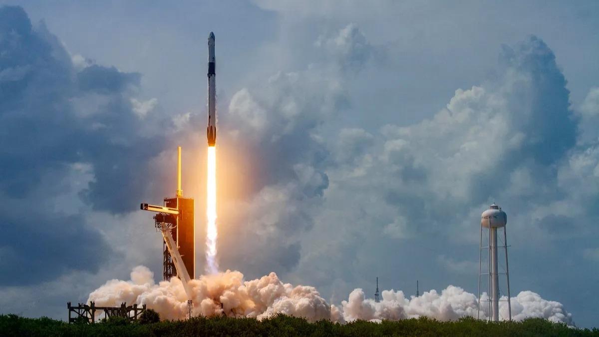 SpaceX'e ait roketin paras tarlaya dt