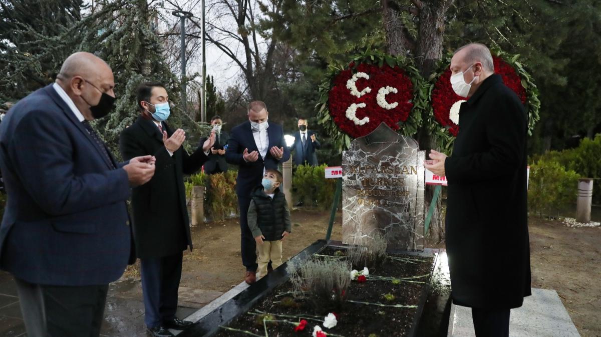 Cumhurbakan Erdoan, Alparslan Trke'in ant mezarn ziyaret etti 