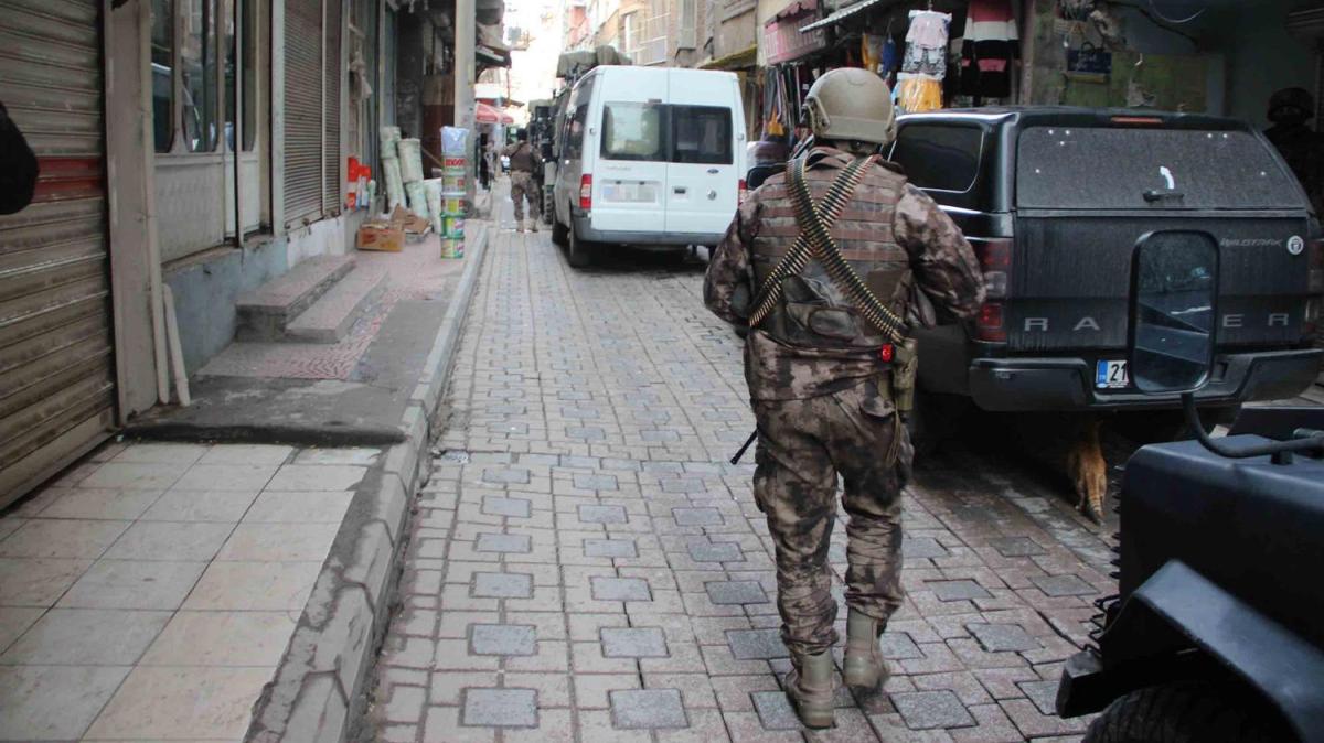 Diyarbakr'da terr operasyonu: 22 pheli gzaltna alnd