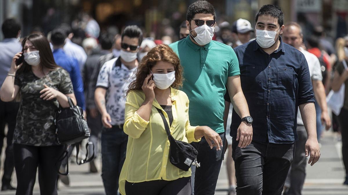 Bursa polisi Kovid-19 tedbirleri kapsamnda maske takmayan vatandalar kameradan tespit edip uyaryor