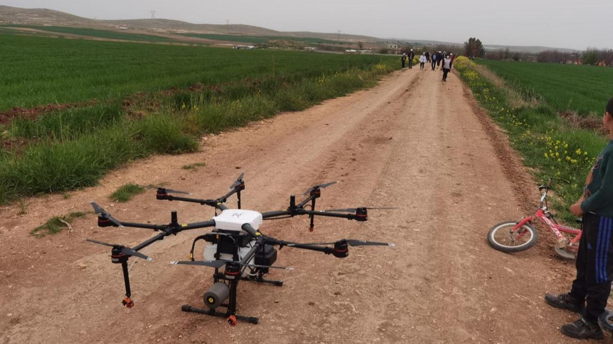 anlurfa'da tarlalar drone ile ilalanyor 