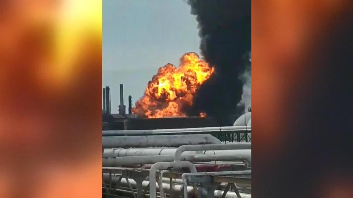 Meksika'da petrol rafinerisinde korkutan patlama: Alevler sard