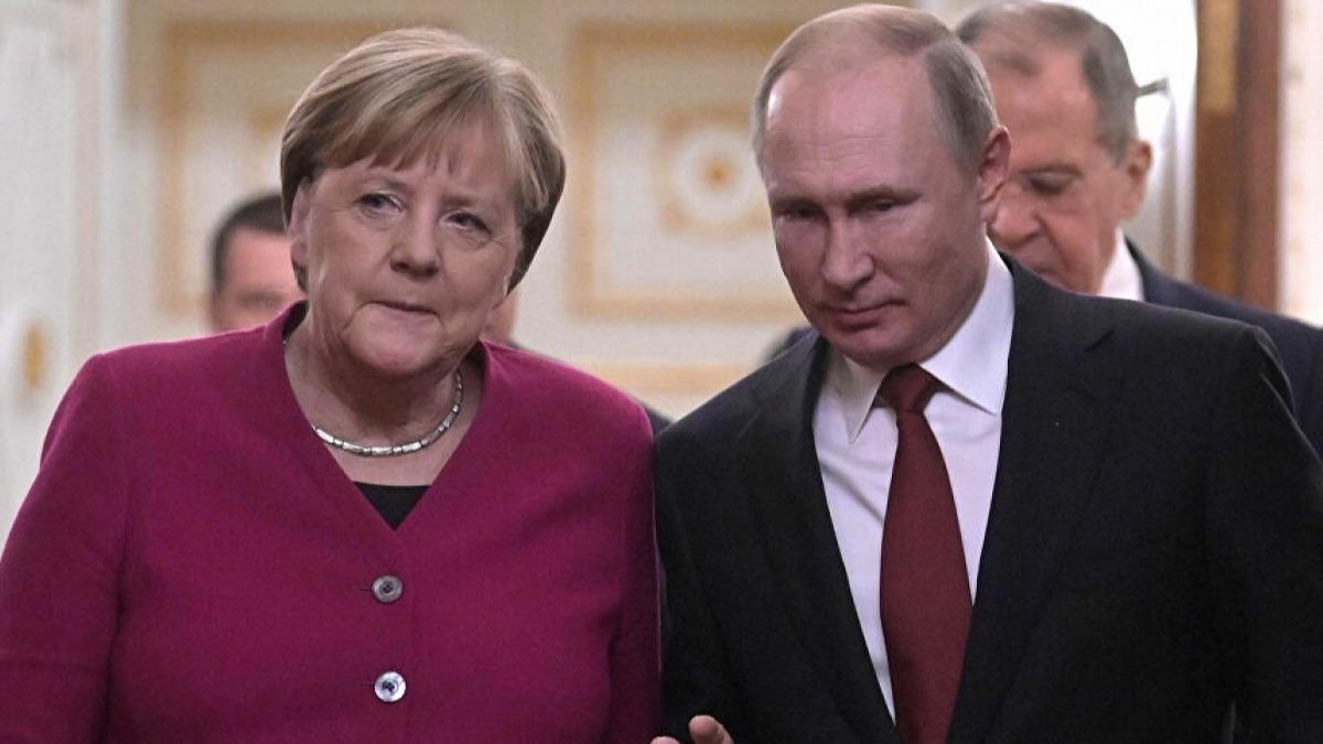 Blgede tansiyon yksek! Merkel'den Putin'e 'askeri ynak' ars