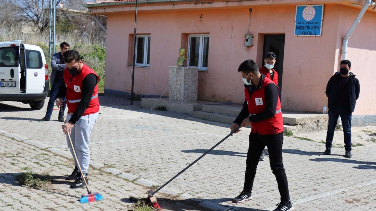 Gnll genler Suriye snrndaki ky okullarn renklendirdi