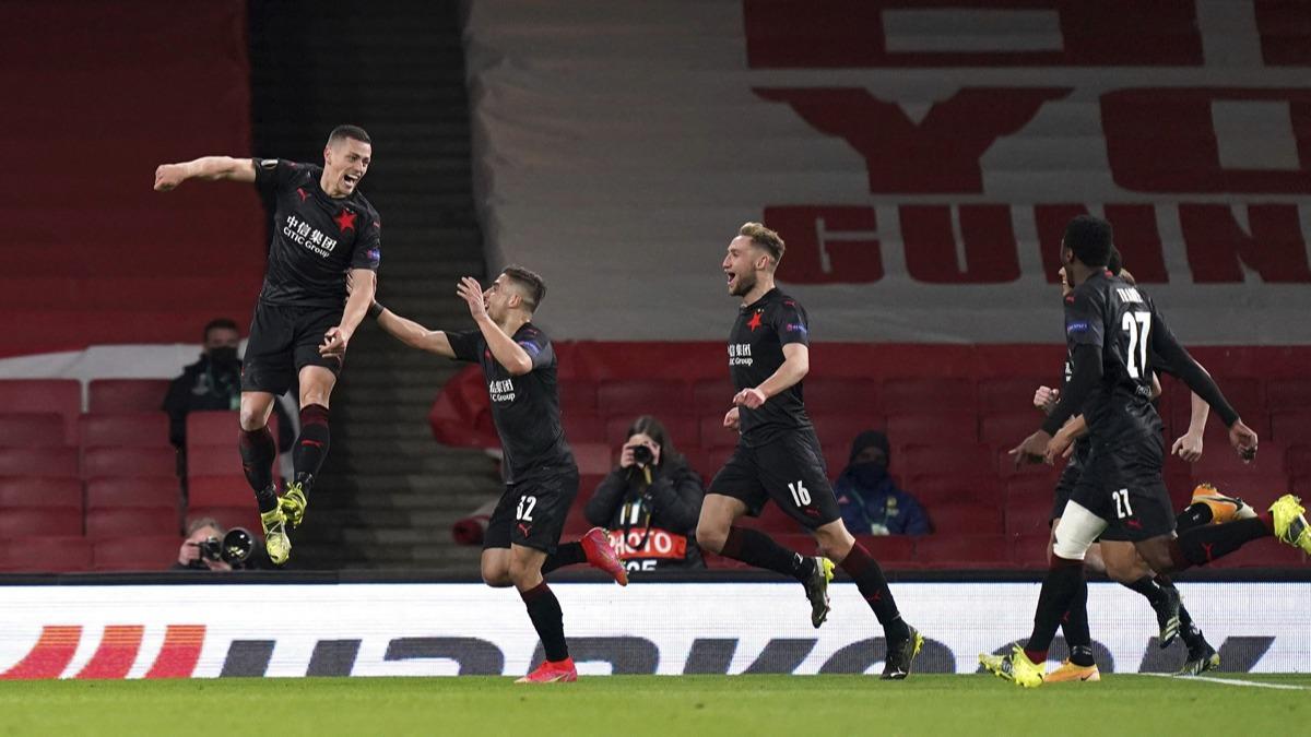 Slavia Prag, Arsenal deplasmannda 90+4'te avantaj yakalad