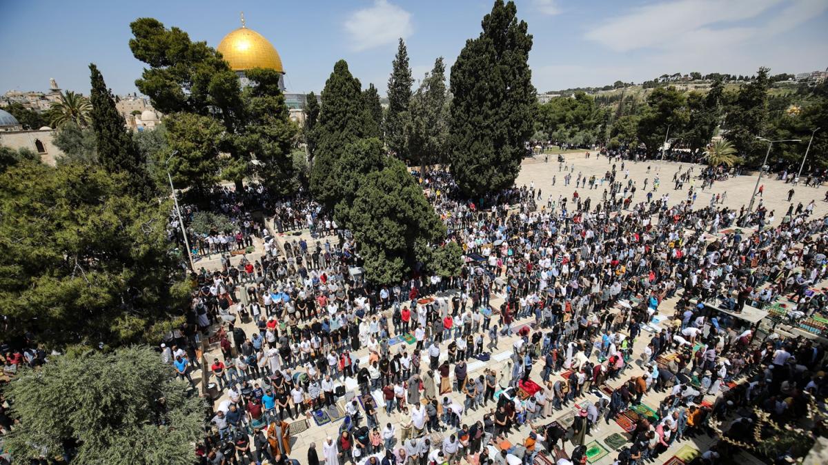 70 bine yakn Filistinli ramazan aynn ilk cuma namazn Mescid-i Aksa'da kld