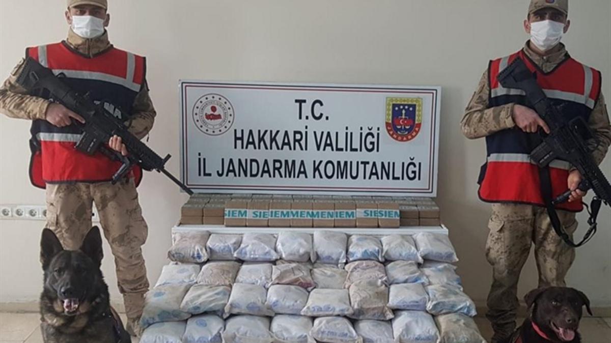Hakkari'de zehir tacirlerine operasyon: 105 kilogram uyuturucu ele geirildi 
