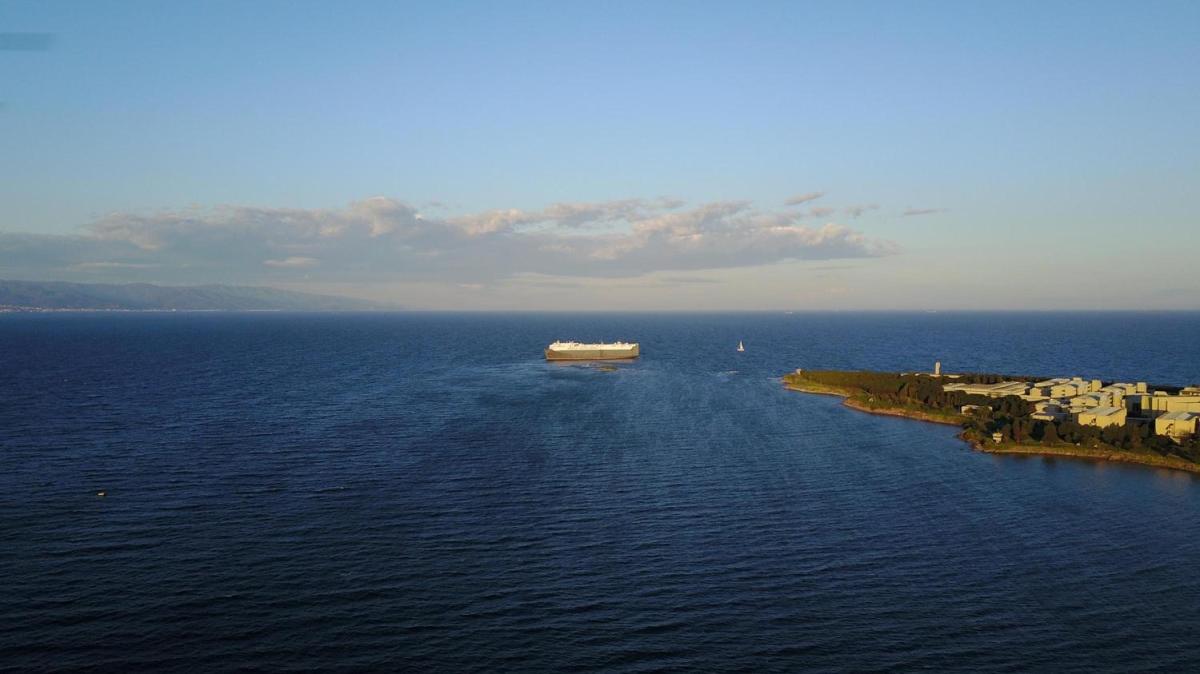 Tuzla'da 180 metrelik gemi karaya oturdu: Kurtarma almalar sryor