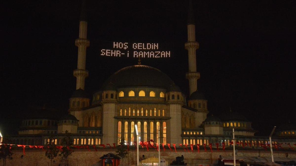 Taksim Cami'ne Ramazan mahyas takld