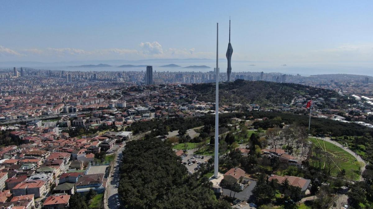 Trkiye'nin en uzun bayrak direi amlca Tepesi'ne dikildi: Bayra gndere Bakan Erdoan ekecek