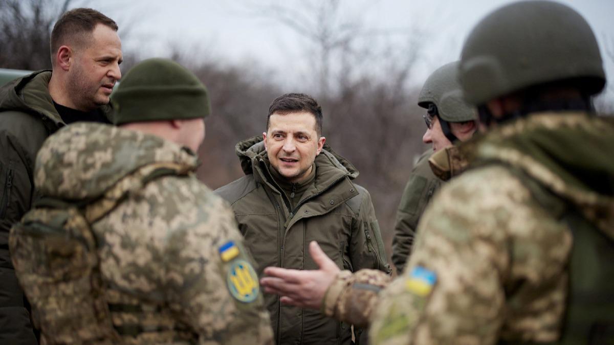 Zelenskiy yasay onaylad: Ukrayna'da yedekler askere arlacak 