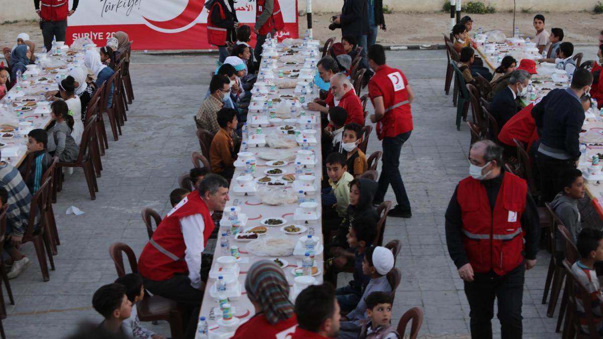 Trk Kzlaydan Suriyeli yetimlere iftar 