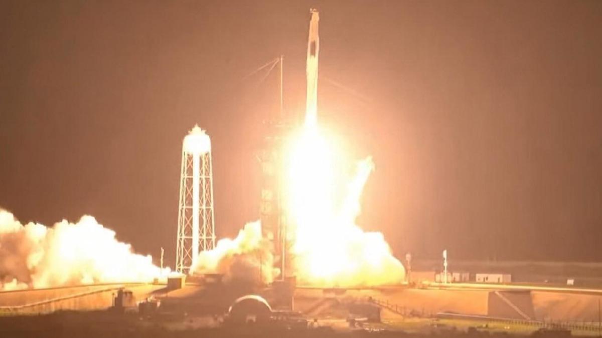 Dnya nefesini tuttu: SpaceX 4 astronotu uzay istasyonuna gnderdi