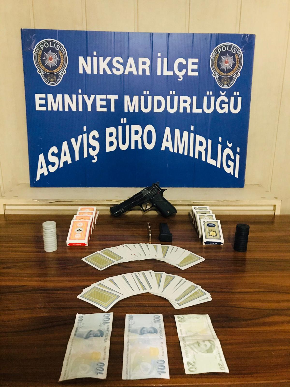 Koronavir�s temasl�s� oldu�u i�in karantinada olmas� gereken adam kumar bask�n�nda yakaland�