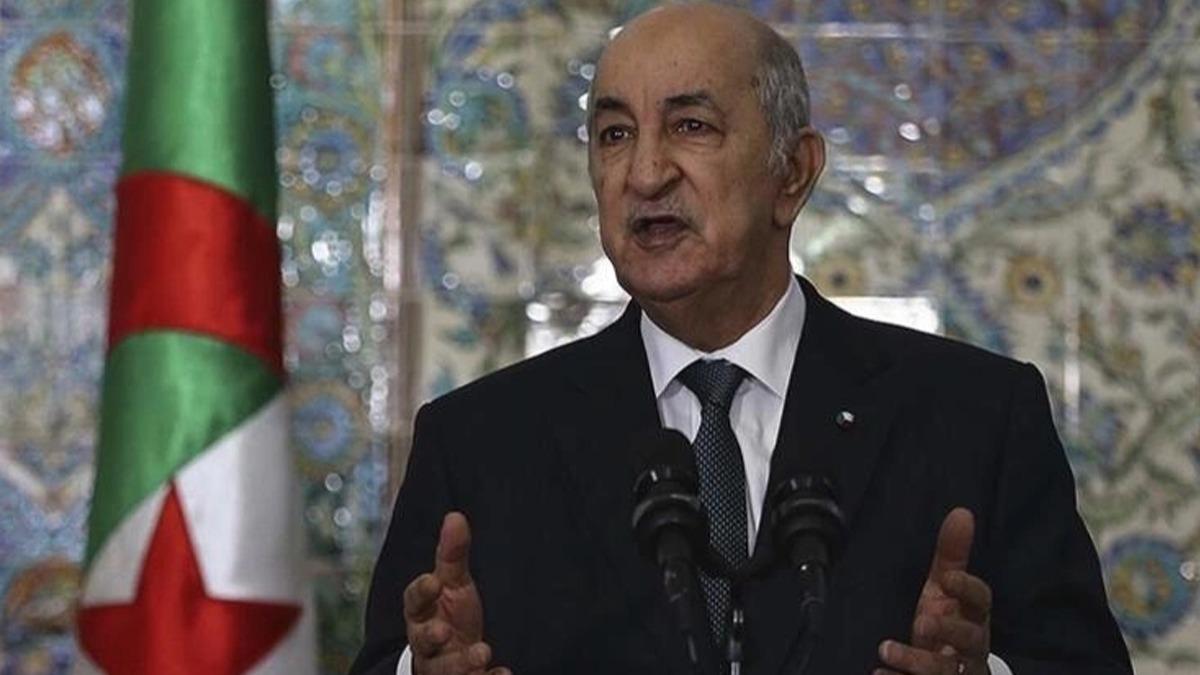 Cezayir Cumhurbakan Tebbun, posta ve telekomnikasyon bakann grevden ald