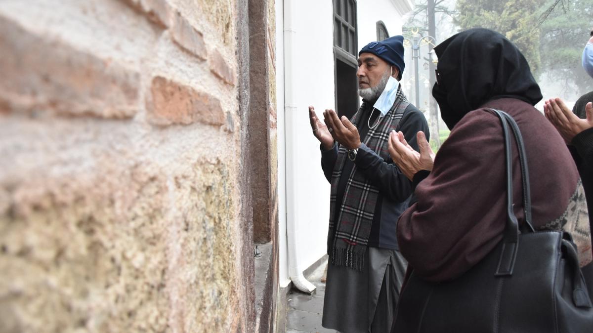 ''Dirili Erturul'' dizisinden etkilenen Pakistanl aile Erturul Gazi'nin trbesini ziyaret etmek iin St'e geldi