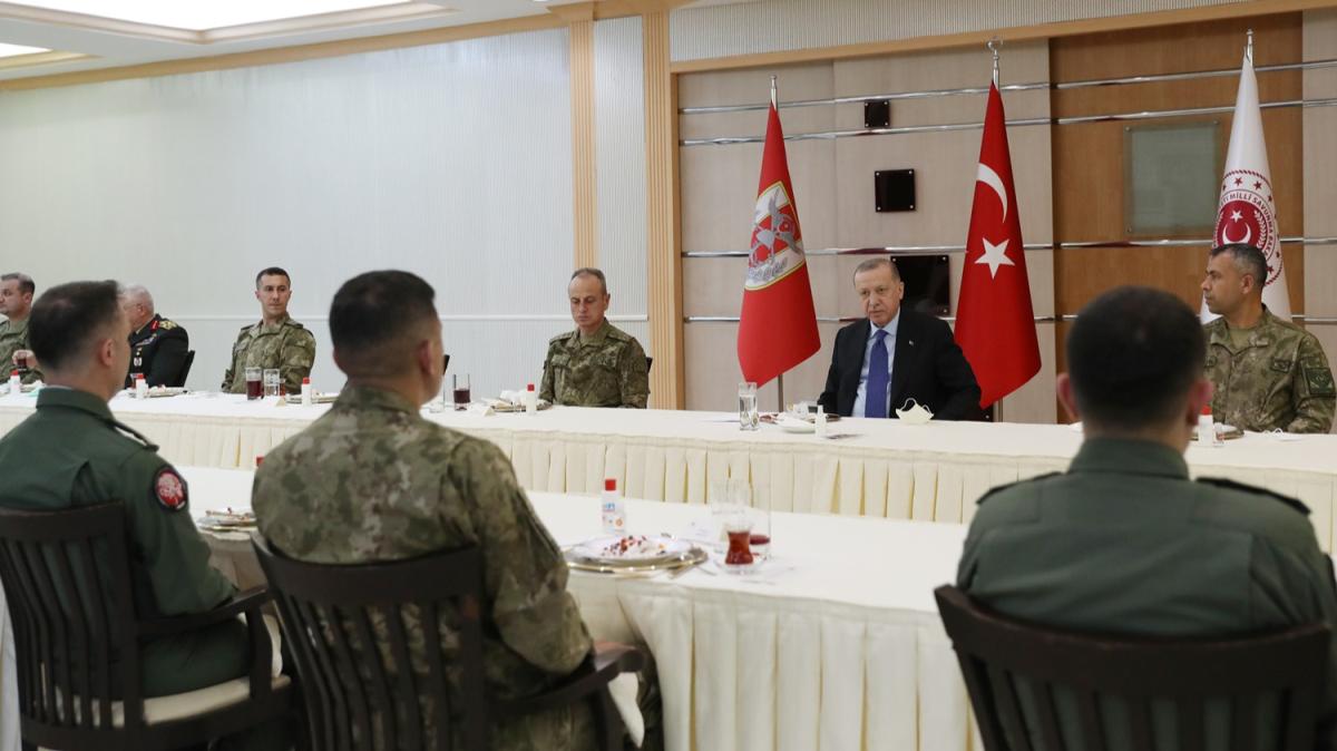 Cumhurbakan Erdoan, iftarda askerlerle bir araya geldi 