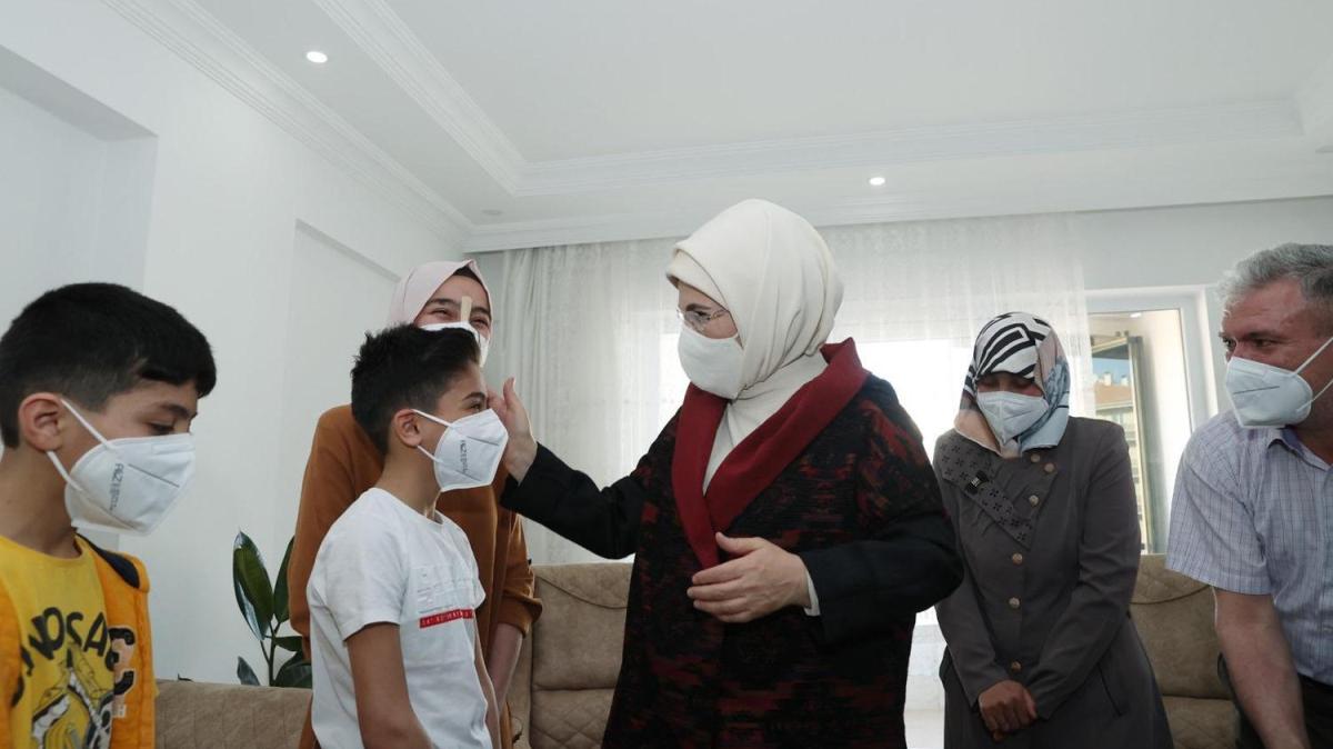Emine Erdoan Suriyeli bir aileyi ziyaret etti