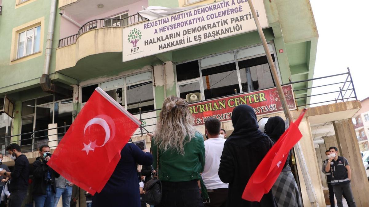 Hakkari'de, HDP'liler evlatlarn isteyen ailelerin eylemini mzik alarak engellemeye alt