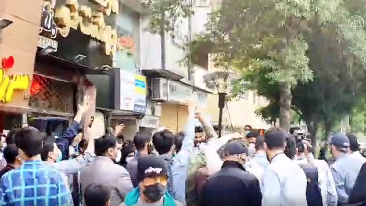 ran'da halk Dileri Bakan Zarif'i protesto etti 