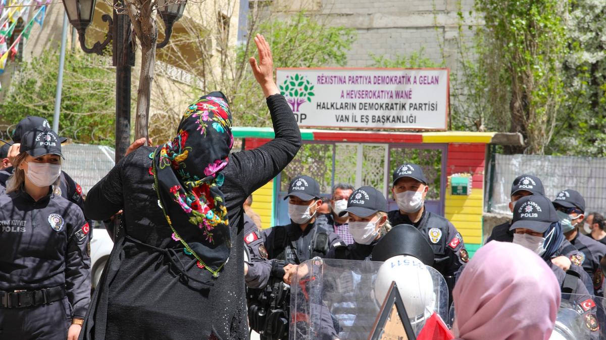 Van'da HDP il bakanl nnde oturma eylemi yapan aile says 30'a ykseldi