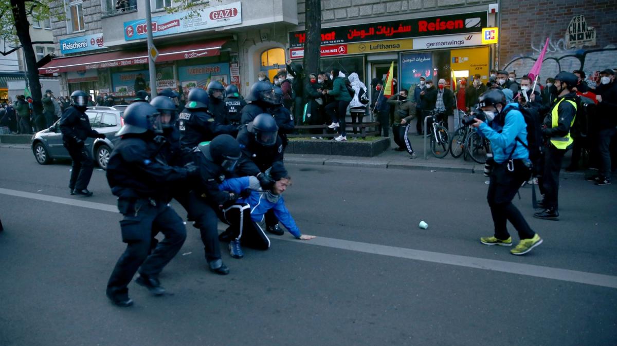 Berlin'deki 1 Mays gsterilerinde en az 93 polis yaraland, 354 kii gzaltna alnd 