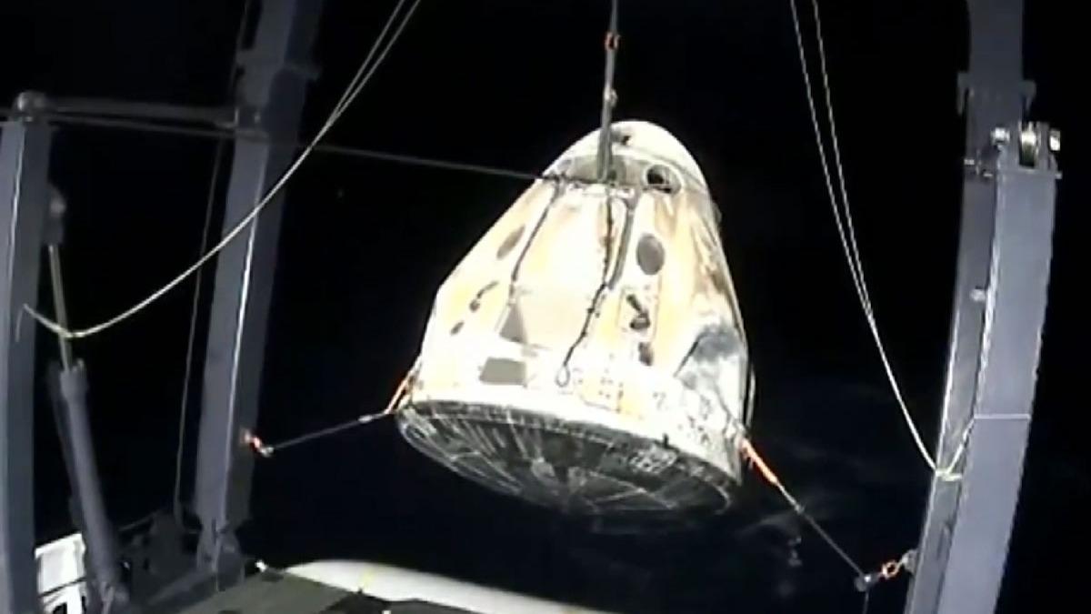 SpaceX'in 4 astronotu tayan kapsl Dnya'ya dnd
